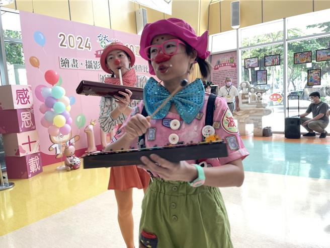 台大醫院兒童醫院於今年邁入第十年，年初舉辦了「感恩十載  醫童守護」繪畫、攝影及數位圖像創作比賽，總計50件得獎作品，今天舉辦頒獎典禮，也邀請紅鼻子醫生表演，逗樂小朋友。（鄭郁蓁攝）