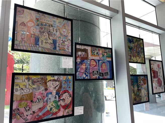 台大醫院兒童醫院於今年邁入第十年，年初舉辦了「感恩十載  醫童守護」繪畫、攝影及數位圖像創作比賽，總計50件得獎作品，今天舉辦頒獎典禮，也邀請紅鼻子醫生表演，逗樂小朋友。（鄭郁蓁攝）