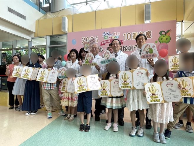 台大醫院兒童醫院於今年邁入第十年，年初舉辦了「感恩十載  醫童守護」繪畫、攝影及數位圖像創作比賽，總計50件得獎作品，今天舉辦頒獎典禮，也邀請紅鼻子醫生表演，逗樂小朋友。（鄭郁蓁攝）