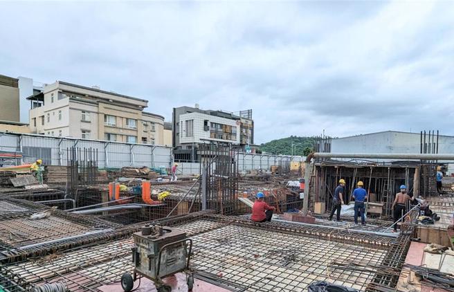 劳动部1日发布「职业安全卫生设施规则」，要求雇主因应极端气候，应设置防止热危害必要设备，若违法可以直接开罚3万至30万元。（报系资料照）