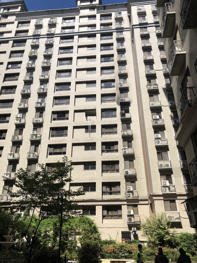 新北市树林区大成路12号一栋社区大楼，今有民眾直击火警事故，更伴随爆炸声响。（图 / 刘咏韵翻摄）