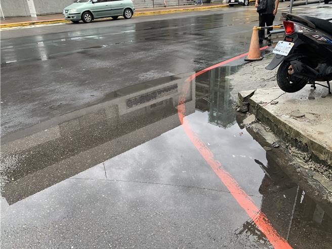 台铁中坜站每日进出站旅客多，周边设有许多民间机车停车场，其中后站新兴路102巷与新兴路口，有业者为增加停车数量，将店面外推创造空间并设置斜坡，里长抱怨此举造成排水口消失每逢大雨积淹水。（吕筱蝉摄）
