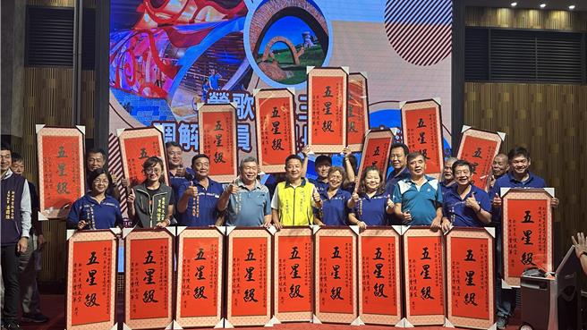 為響應新北推動「一區一特色」計劃，鶯歌區長曾明華邀請三重區長及數百位里長、調解委員走訪永吉公園、參觀鶯歌特色產業陶瓷工藝，期盼透過跨區文化交流，讓新北共好、吸引旅客造訪。（賀培晏攝）