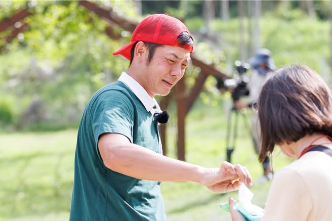 姚元浩在割竹子時不慎割到手。（好看娛樂提供）