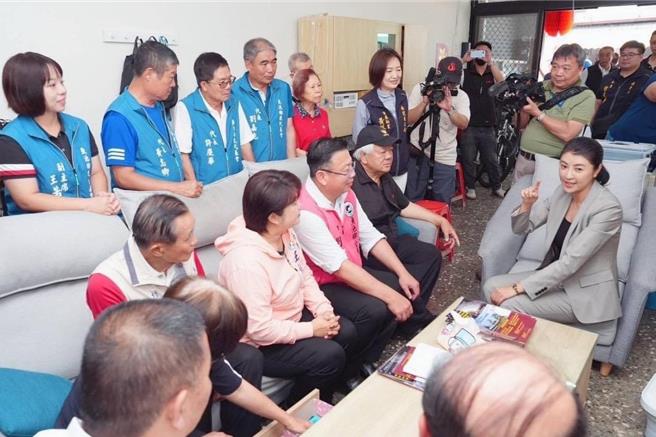 南投县长许淑华月前出席鱼池乡计程车派遣站揭牌，而竹鹿地区增设计程车派遣站将于2日举行揭牌典礼。（南投县政府提供／杨静茹南投传真）