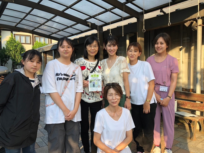 中臺科大学护理系江青桂老师带领王瑞莹、林咏祯与罗予汝等学生前往日本「葵照护（Aoi Care）」实习。(照片/中臺科技大学提供)