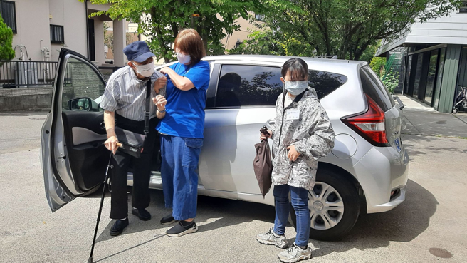 照护人员搭乘机构交通车接送长者，以及到宅进行居家服务。(照片/中臺科技大学提供)

