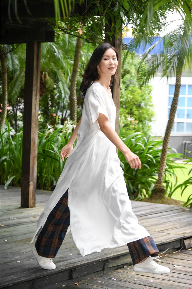 锺瑶身穿白色长裙，仙气飘飘。（三立提供）