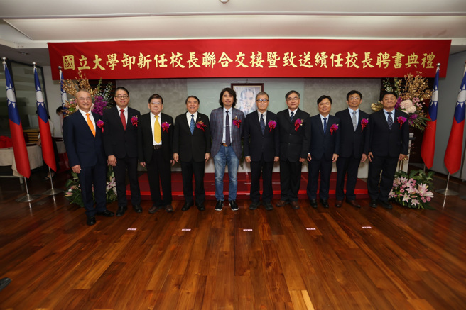 教育部1日舉行國立大學卸新任校長聯合交接暨致送續任校長聘書典禮。(照片/教育部提供)