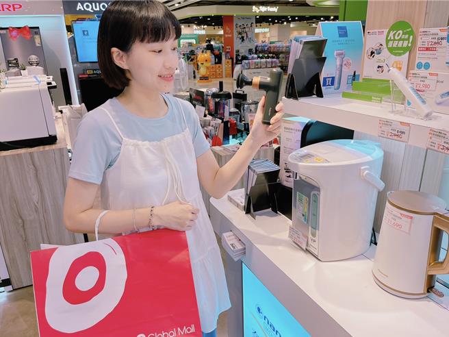 Global Mall迎七夕推「八月放閃節」多元好康，香氛、首飾、3C及情侶裝扮等祭出7折起。（Global Mall提供／朱世凱台北傳真）