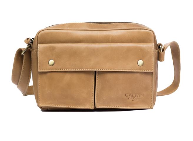 Global Mall桃園A8店推CALTAN「真皮經典款雙口袋小背包」，原價4200元、會員獨享價3696元。（Global Mall提供／朱世凱台北傳真）