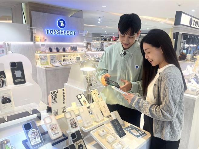 統領廣場推出會員持會員條碼可獲桃園大廟月老紅線，消費滿額還可拿電影票及抽住宿券。（統領廣場中心／朱世凱台北傳真）