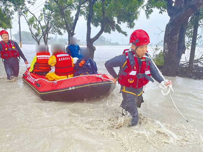 日前受颱风凯米影响， 八掌溪水暴涨溢堤，图为消防人员协助民眾脱困。（资料照／嘉义县消防局提供）