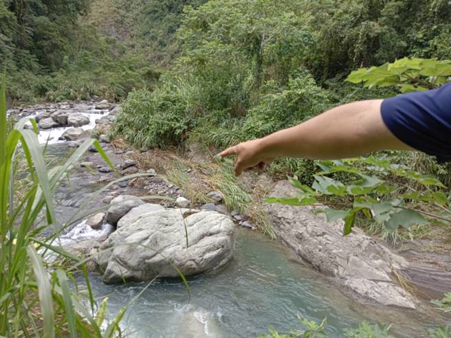 警方調查，錦屏溪事發地測量水深，約1.5至2米。（邱立雅攝）