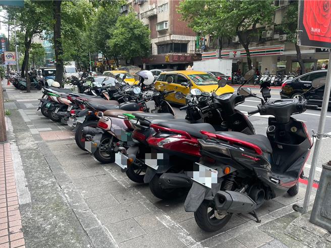 台北市青年局1日起推出「共享運具（機車）時數券／折價券及大眾運輸工具補助計畫2.0」，今起正式受理申請，每位服務對象可選擇領取共享運具券如GoShare、iRent和WeMo或基北北桃都會通，每月至少補助1200元的交通成本，並加碼到2個月。（劉彥宜攝）