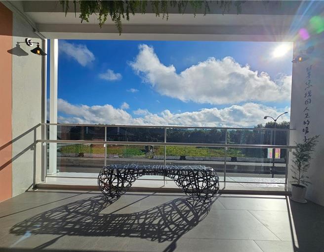 日本书店品牌TSUTAYA BOOKSTORE茑屋旗舰店可以眺望国道6号爱兰交流道及南港溪之美。（潘樵提供／杨静茹南投传真）