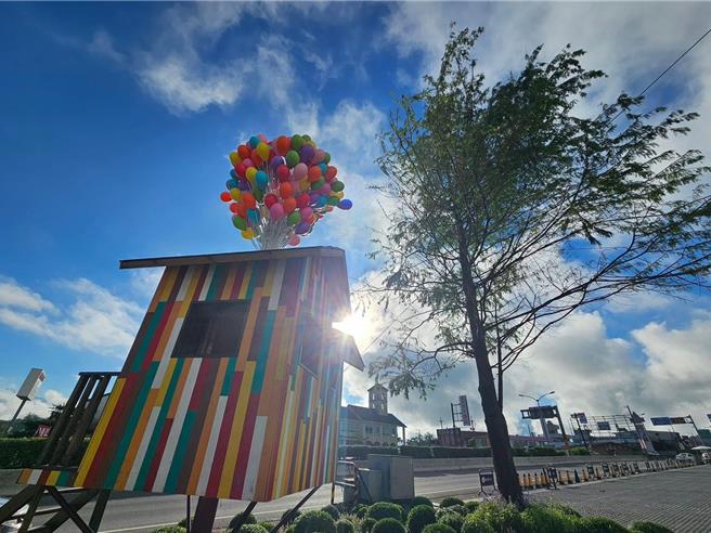 日月町复合式商场处处都是装置艺术，尤其是电影《天外奇蹟》的飞天屋吸引游客驻足拍照打卡。（潘樵提供／杨静茹南投传真）