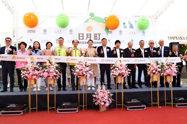 日月町复合式商场1日开幕，南投县长许淑华、埔里镇长廖志城及政商人士剪彩祝贺。（南投县政府提供／杨静茹南投传真）