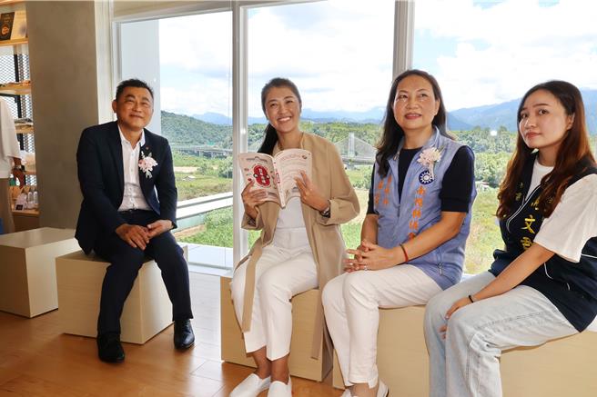 日本书店茑屋不仅空间舒适、风景也很美，南投县长许淑华忍不住拿起书本，文青一下。（南投县政府提供／杨静茹南投传真）