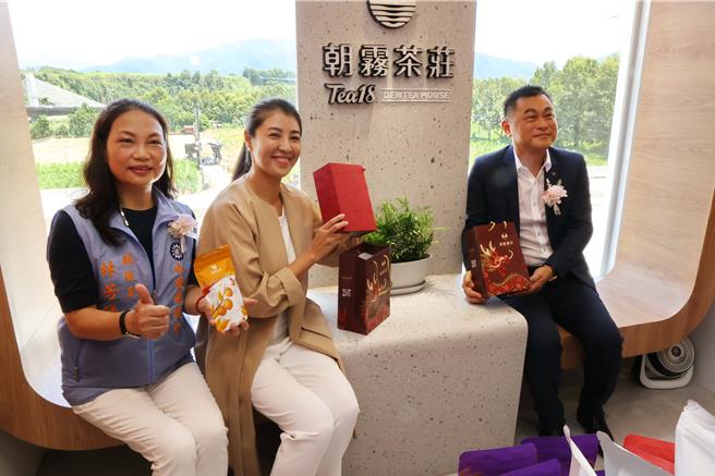 日月町复合式商场与在地产业结盟，如日月本家、朝雾茶庄、有益帖、洪锣湾等。（南投县政府提供／杨静茹南投传真）