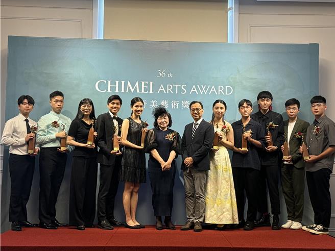 奇美文化基金會執行長郭玲玲(左六)與第36屆奇美藝術獎得主合影。(曹婷婷攝)