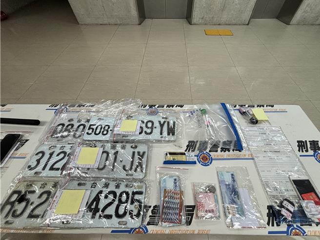 警方查獲提款卡、存簿、贓款28萬餘元、車牌15個、空氣長槍2支、安非他命、吸食器等贓證物。(翻攝照片／林郁平台北傳真）