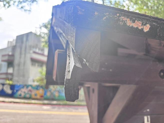 新竹市议员曾资程接获陈情，有民眾日前到新竹市十八尖山运动，把车停在自来水公司停车场旁布告栏时，疑因高度太低，直接撞上布告栏屋檐斜角当场溅血。（取自曾资程脸书）