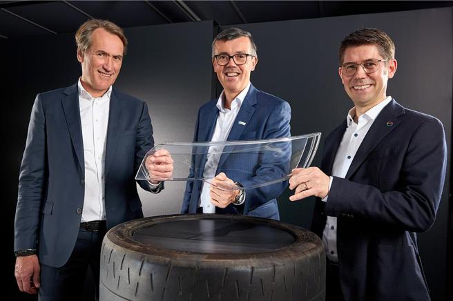 科思創與納斯特、北歐化工攜手合作，以廢輪胎產出全新汽車零組件，實現循環利用。左起，Jeroen Verhoeven（納斯特）、Thomas Van De Velde（北歐化工）和Guido Naberfeld （科思創）。圖／科思創提供