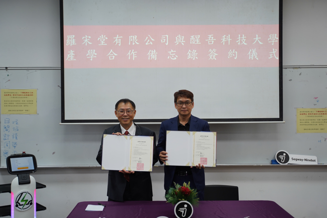 醒吾科大校長陳義文(左)與羅宋堂執行長羅正一簽署合作備忘錄。(照片/醒吾科大提供)