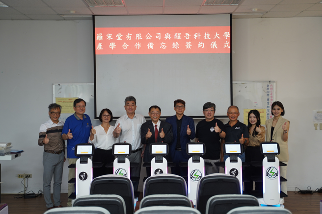 醒吾科技大學推廣中心主任吳宸漢(左起)、公共事務中心主任郭石城、設計暨藝術學院院長曾媚美、副校長陳寶億、校長陳義文、羅宋堂執行長羅正一、醒吾科大觀餐學院院長黃寶元、商管學院院長李國豪、羅宋堂營運總監林智利、醒吾科大校友現任羅宋堂行銷公關蔡孟伶與捐贈機器人合影，期待AI進入校園後的多方運用。(照片/醒吾科大提供)