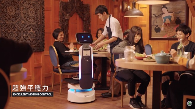 9號飽飽送餐機器人現已能實際運用於餐廳，增加工作效率。(照片/醒吾科大提供)