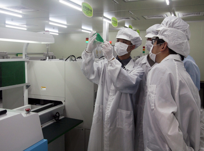 龍華科大「3D數位電路板設計暨智慧製造類產線工廠」，致力培育產業專業人才。(照片/龍華科技大學提供)