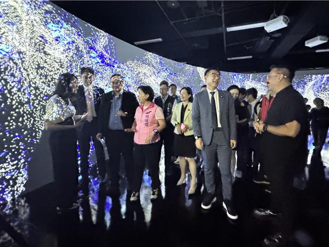 數發部數產署攜手中陽集團以大里藝術廣場為示範場域推動5G專網與AI展演應用，1日舉辦成果發表，台中市副市長鄭照新（左三）、立法院副院長江啟臣（右二）和立委楊瓊瓔（左四）等人共同觀展。（潘虹恩攝）