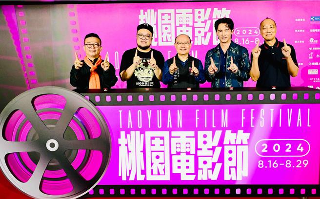 第11届桃园电影节1日开跑，策展人姚经玉（左起）、导演叶天伦、桃园市政府文化局长邱正生、演员温升豪、策展统筹胡延凯均出席。（桃影提供）