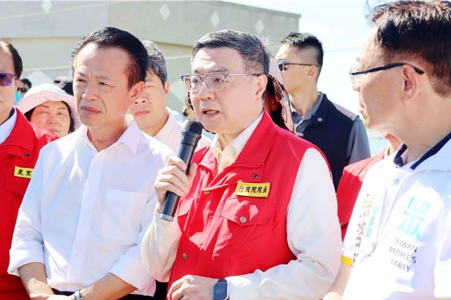 行政院长卓荣泰今（1日）下午先到嘉义县东石乡视察嘉县牡蛎受灾情形。（吕妍庭摄）