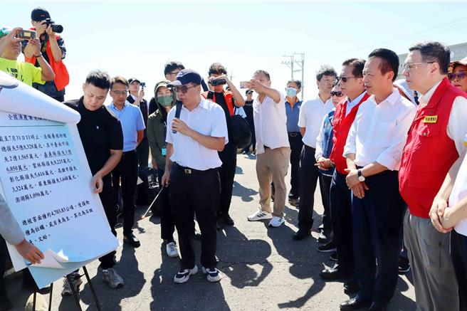 行政院长卓荣泰今（1日）下午先到嘉义县东石乡视察嘉县牡蛎受灾情形，并听取简报。（吕妍庭摄）