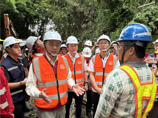 卓荣泰在视察林铁边坡土石崩落灾损时，与翁章梁等人搭车到抢修现场，并慰问工程人员「辛苦了」。（吕妍庭摄）