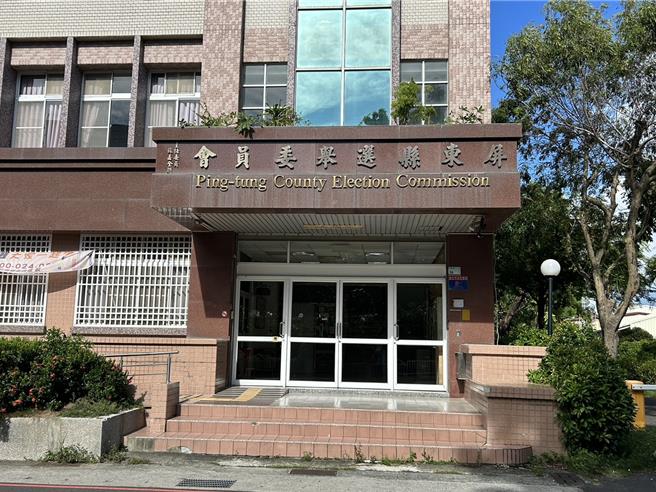 屏東縣崁頂鄉生命紀念館回饋金爭議燒不完，繼有鄉民對崁頂鄉長廖國富發動罷免後，又有人1日至屏東選委會遞交提議人名冊要罷免鄉代王國鑑。（謝佳潾攝）