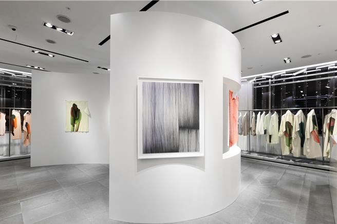 Ronan Bouroullec作品與秋冬系列作品一同展示。（君梵提供／黃唯淯台北傳真）