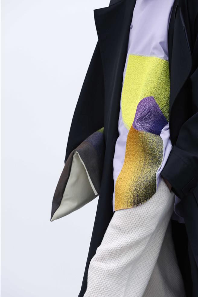 部份衣物上可見刺繡技巧，以模擬Ronan Bouroullec的筆觸調性。（君梵提供／黃唯淯台北傳真）