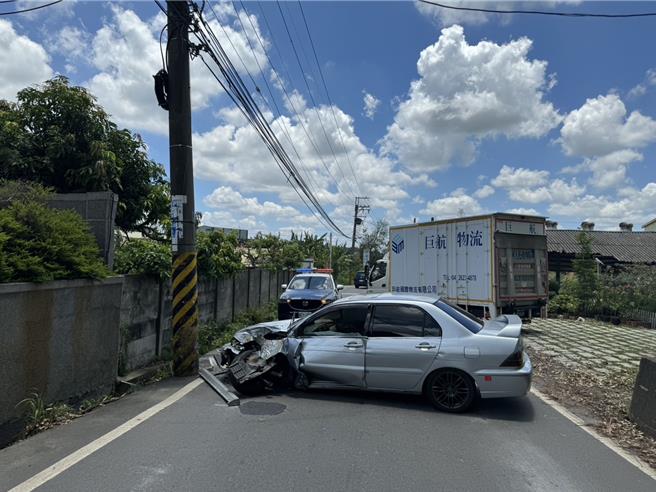 彰化警分局1日中午获报花坛乡湾东路发生车祸事故，派员到场发现1辆轿车疑撞电杆后打横在路中，然车内空无一人，也苦寻不到驾驶。（民眾提供／孙英哲彰化传真）