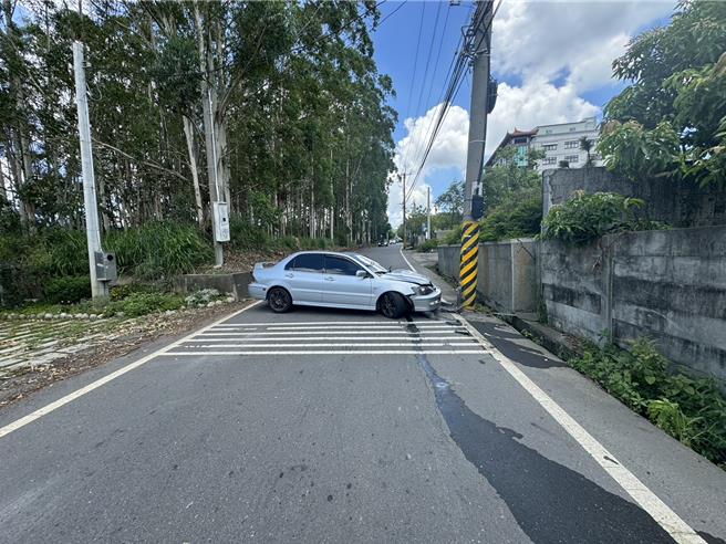 彰化警分局1日中午获报花坛乡湾东路发生车祸事故，派员到场发现1辆轿车疑撞电杆后打横在路中，然车内空无一人，也苦寻不到驾驶。（民眾提供／孙英哲彰化传真）
