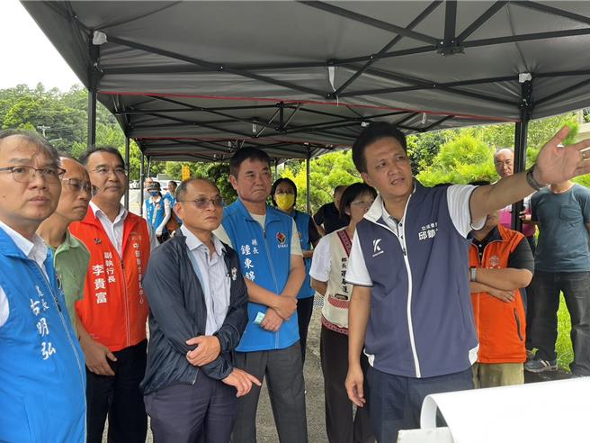 为争取苗栗县南庄乡124乙线颈路段加快拓宽工程，苗栗县山线立委邱镇军1日下午再度邀集交通部公路局副局长林聪利、苗栗县长锺东锦、行政院中部办公室副执行长李贵富及南庄乡长罗春莲到场会勘共商。（邱镇军办公室提供／谢明俊苗栗传真）
