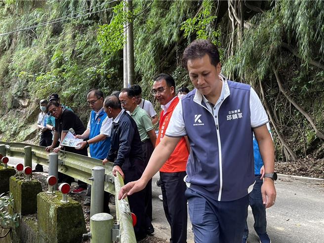 为争取苗栗县头屋乡苗22线路段拓宽工程，苗栗县山线立委邱镇军1日下午再度邀集交通部公路局副局长林聪利等到场会勘。（邱镇军办公室提供／谢明俊苗栗传真）