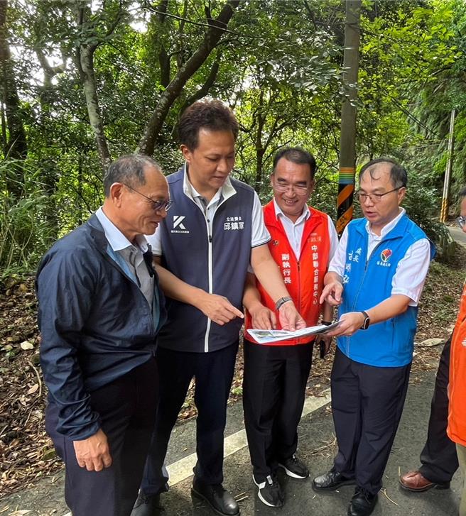 为争取苗栗县头屋乡苗22线路段拓宽工程，苗栗县山线立委邱镇军1日下午再度邀集交通部公路局副局长林聪利、行政院中部办公室副执行长李贵富等到场会勘。（邱镇军办公室提供／谢明俊苗栗传真）