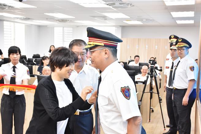 台东县长饶庆铃（左）主持台东县消防局大队长布达及晋陞人员授阶仪式。（台东县政府提供／萧嘉蕙台东传真）