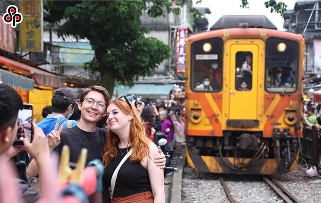 疫後來台旅客受社群及口碑影響，決策時間縮短，選擇具彈性自由行為大宗，並深受台灣美食特色小吃所吸引。（本報資料照）