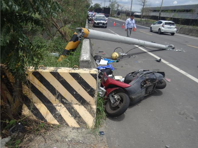 一辆货运曳引车昨拉扯到电线，结果电线杆被扯断，当场砸到对向骑机车的某国小张姓代理老师。（警方提供∕吕妍庭嘉义传真）