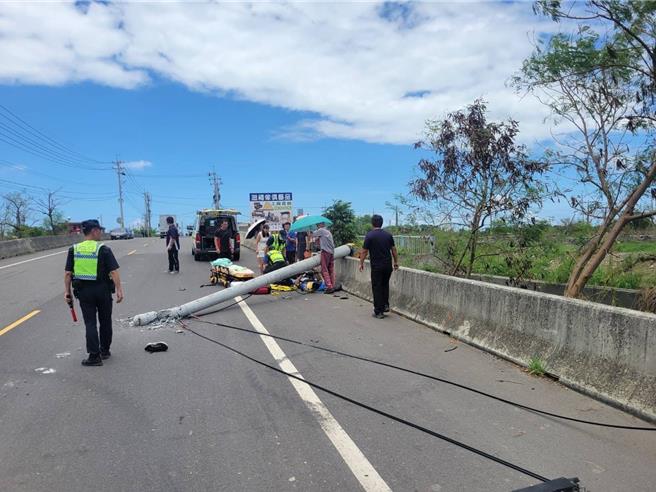 一辆货运曳引车昨拉扯到电线，结果电线杆被扯断，当场砸到对向骑机车的某国小张姓代理老师。（警方提供∕吕妍庭嘉义传真）
