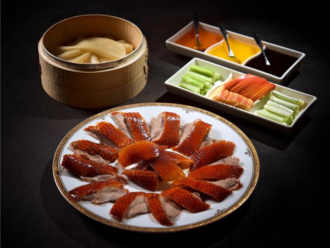 歡慶父親節，神旺「潮品集．潮坊」，平日點餐「潮萃火焰瀨尿燒鵝」，8月31日前享8折優惠。（神旺潮品集．潮坊提供）